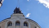 POSLE 70 GODINA: Skulptura Sima Igumanov sa siročićima vraćena na vrh Igumanove palate (FOTO/VIDEO)
