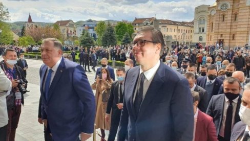 APLAUZ ZA PREDSEDNIKA: Ovako je Vučić dočekan u Banjaluci (VIDEO)