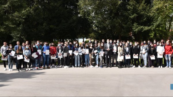 17 МИЛИОНА ЗА СТИПЕНДИЈЕ: Град Зрењанин обезбедио средства за 245 ученика (ФОТО)