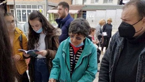 KNJIGA NA DAR”: Prvi živi pesnički susret ove godine u Paraćinu održan ispred Biblioteke