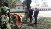 POLOŽENI VENCI NA SPOMEN-BISTU: U Zrenjaninu obeležen Dan Vojske Srbije