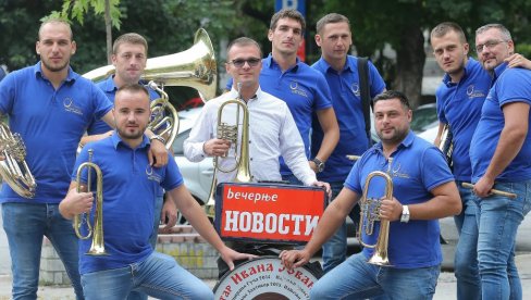 ХРАНЕ ИХ УШТЕЂЕВИНА И ЗЕМЉА: Више од годину дана трубачки оркестри у Србији немају свирке, за живот се сналазе на разне начине