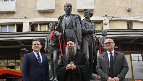 RAZBIJENA 1950, VRAĆENA 2021: Povratak skulpture na krov Igumanove palate vratio i sećanje na velikog srpskog dobrotvora Simu Atanasijevića