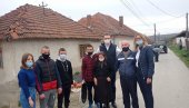SAMOHRANOM OCU ČETVORO DECE SAGRAĐENA KUĆA: Petković obišao Donje Močane na Kosovu i Metohiji (FOTO)