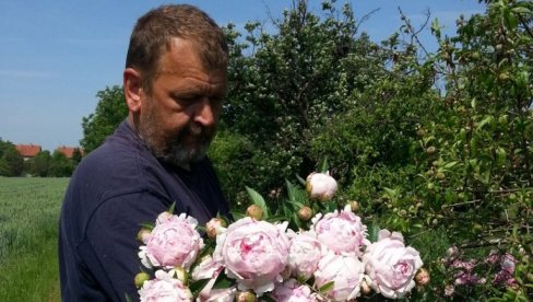 JEDVA ČEKAM DA PROCVETA NOVAK: Pančevac zaljubljen u ovo cveće - postoji 7.000 vrsta, a najčuvenije je ono sa Kosova (FOTO)