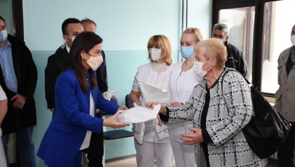 ПЕНЗИОНЕРИМА УРУЧЕНИ ВИТАМИНИ: Министар државне управе и локалне самоуправе у Мионици