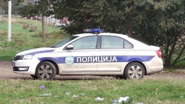 РАСПАЛИО ИЗ АУТОМАТА У СВОМ ДВОРИШТУ: Полиција у Зрењанину ухапсила мушкарца (35) - пронађено још оружја