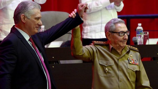 ПРИЈАТЕЉИ ЗАУВЕК: Председник Кубе стиже у Москву на Параду победе
