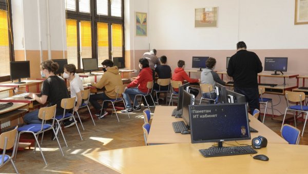 МОНИТОР ПОВЕЗАН СА БАЗОМ ЗНАЊА: Прва београдска гимназија једина школа која има паметан ИТ кабинет