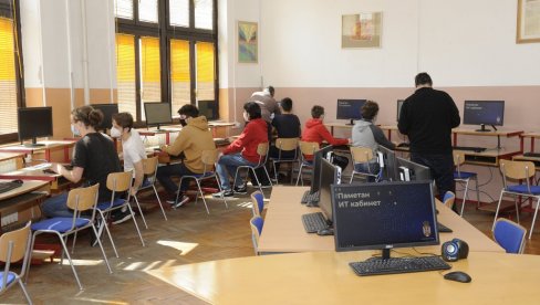 MONITOR POVEZAN SA BAZOM ZNANJA: Prva beogradska gimnazija jedina škola koja ima pametan IT kabinet