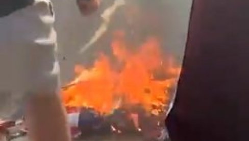 YANKEE GO HOME: Nezadovoljni navijači zapalili američku zastavu u Mančesteru (VIDEO)