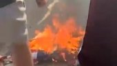 YANKEE GO HOME: Nezadovoljni navijači zapalili američku zastavu u Mančesteru (VIDEO)