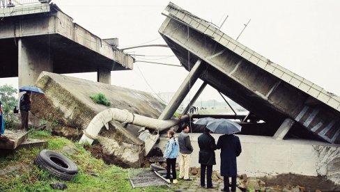 АВИОНИ СУ КИДИСАЛИ НА ЖЕЖЕЉА, ДОКРАЈЧИЛИ ГА 26. АПРИЛА: Пре 22 године НАТО бомбе су у Новом Саду срушиле последњи мост на Дунаву