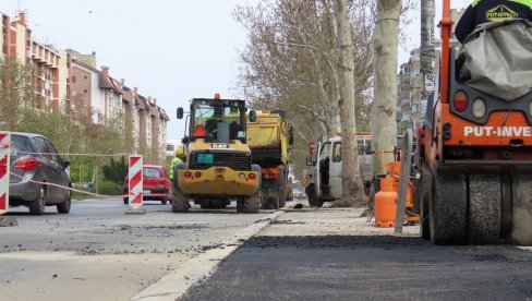 OBNOVA PARKIRALIŠTA NA NOVOSADSKOM BULEVARU: Novi asfalt, bezbedniji parking
