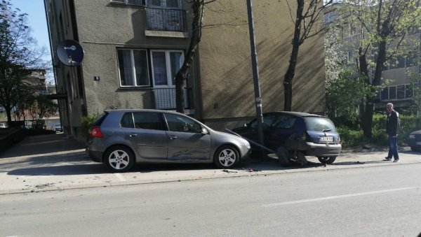САОБРАЋАЈКЕ У БОРУ: Возач ударио у паркирана возила, мотоциклиста оборен код Дома здравља