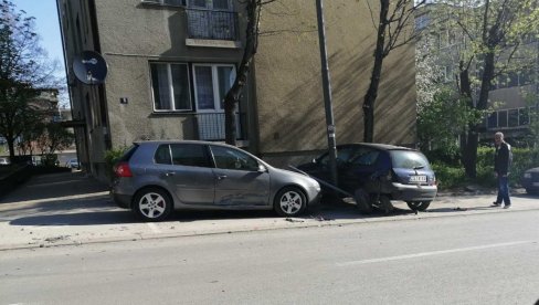 SAOBRAĆAJKE U BORU: Vozač udario u parkirana vozila, motociklista oboren kod Doma zdravlja