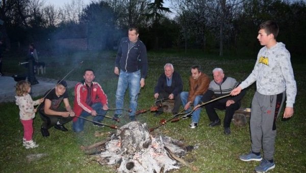 ЧЕСИ „СПАЛИЛИ“ СВЕ НЕДАЋЕ: У Чешком селу обележен обичај „Чародејнице“, којом је испраћена зима