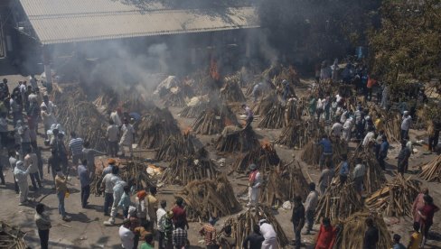 ПОТРЕСНО: Слике и снимци из Индије показују да су на рубу пропасти - лешеви на улицама, мртве спаљују (ФОТО/ВИДЕО)