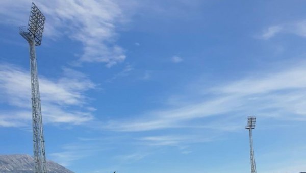 СТВОРЕНИ УСЛОВИ ДА СЕ ИГРАЈУ УТАКМИЦЕ НОЋНИМ ТЕРМИНИМА: Постављени рефлектори на стадиону Тополица у Бару
