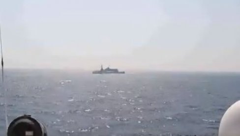 БЛИСКИ СУСРЕТ ИРАНСКОГ И АМЕРИЧКОГ БРОДА: Испаљен хитац упозорења у Персијском заливу (ВИДЕО)