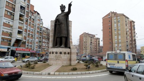 НЕВРЕМЕ ПОГОДИЛО КОСОВСКУ МИТРОВИЦУ: Центар града под водом, оштећен један ауто