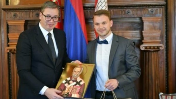 ИКОНА ИЗ ЗАВИЧАЈА: Драшко Станивуковић је поклоне за Вучића бирао са посебном пажњом