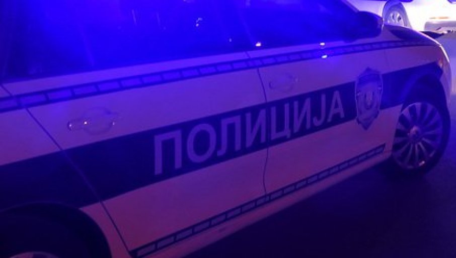 TEŽAK UDES KOD VUKOVOG SPOMENIKA: Vozač BMW-a udario u "punto", ostavio auto i pobegao sa mesta nesreće