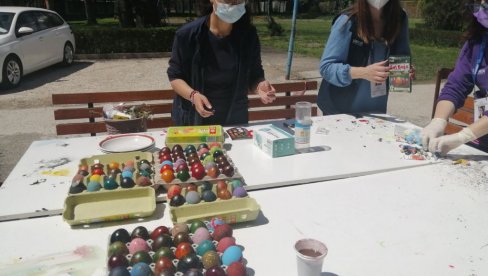 ПОДЕЛИЛИ РАДОСТ ПРАЗНИКА: Корисници социјалне заштите и мигранти заједно бојили ускршња јаја