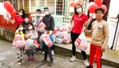 Меридиан донео радост и слатке пакете у Свратиште за децу улице