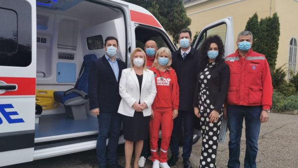 БОЛНИЦИ “НОВО РУХО”: Шабачки Дом здравља добио ново санитетско возило