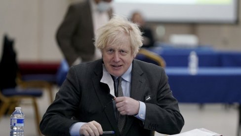 POPUŠTANJE MERA U ENGLESKOJ: Britanski premijer dozvolio oprezno grljenje