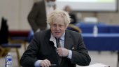 POPUŠTANJE MERA U ENGLESKOJ: Britanski premijer dozvolio oprezno grljenje