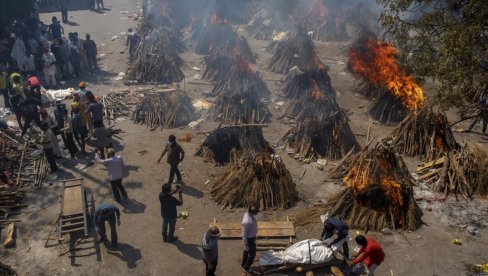 ДРУГИ ТАЛАС УНИШТИО ИНДИЈУ: Чекају у реду за кремацију, морају да донесу и дрва, ломаче горе по целу ноћ (ФОТО, ВИДЕО)