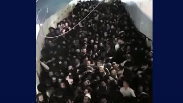 СТРАВИЧНИ СНИМАК ИЗ ИЗРАЕЛА: Људи су падали једни преко других и котрљали се низ клизаве степенице (ВИДЕО)