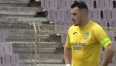ШТРАЈК УПОЗОРЕЊА: Фудбалери румунског друголигаша одбили да играју, додали лопту противнику и стајали на терену два минута (ВИДЕО)