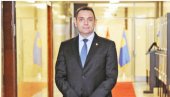 NA ĆIRILICI PIŠETE - ČASNO: Ministar Vulin čestitao 68. rođendan Večernjim novostima