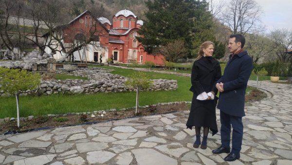 НЕКИ СРБИ МОРАЈУ ДА ПРЕЂУ 100 КМ ДО ЛЕКАРА: Принцеза Даница и принц Филип Карађорђевић, посетили јужну српску покрајину