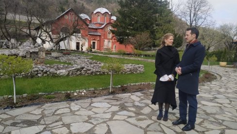 NEKI SRBI MORAJU DA PREĐU 100 KM DO LEKARA: Princeza Danica i princ Filip Karađorđević, posetili južnu srpsku pokrajinu