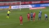 JEL MOGUĆE DA JE OVO URADIO? Fudbaler Ajaksa iz penala poslao loptu van stadiona! (VIDEO)