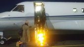 DOČEKALI GA SVEŠTENICI: Blagodatni oganj specijalnim avionom stigao iz Izraela u Moskvu (VIDEO)