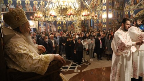 СРБИ СУ НАРОД ВАСКРСЕЊА: Ускршња литургија у бијељинском Саборном храму