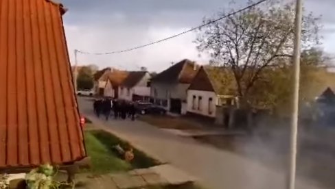 ВИКАЛИ СРБЕ ЋЕМО КЛАТИ: Вуковарска полиција привела 14 мушкараца због скандала у Боровом Селу