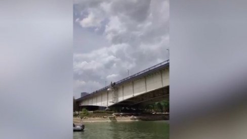 SNIMAK DRAME NA BRANKOVOM MOSTU: Policija sprečila muškarca koji je isekao vene da skoči (VIDEO)