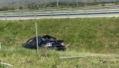 SMRSKANI BMV I SRUŠENA OGRADA: Razlupana kola još na mestu nesreće u kojoj je stradala devojka i povređeno troje ljudi (FOTO)