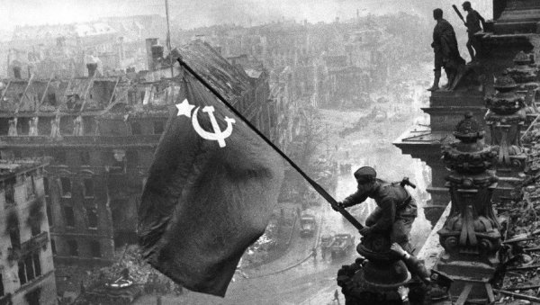 НЕВЕРОВАТАН СНИМАК ИЗ ДРУГОГ СВЕТСКОГ РАТА: Јермени играју испред Рајхстага у Берлину 1945. године (ВИДЕО)