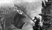 NEVEROVATAN SNIMAK IZ DRUGOG SVETSKOG RATA: Jermeni igraju ispred Rajhstaga u Berlinu 1945. godine (VIDEO)