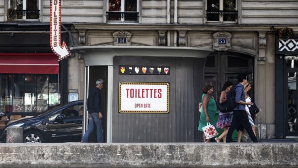 МУКЕ ПАРИЖАНА: Због затворених кафића редови испред јавних тоалета све већи - Ко не може да чека, сналази се на други начин