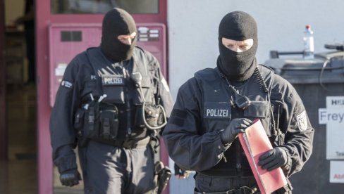 UŽAS U BERLINU: Muškarac detonirao bombu u ulazu zgrade, posle detonacije pritrčao i nožem ranio troje