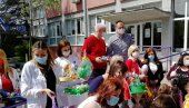 OBRADOVALI ZAPOSLENE U DZ VOŽDOVAC: Mališani išaarali poklonili 800 jaja
