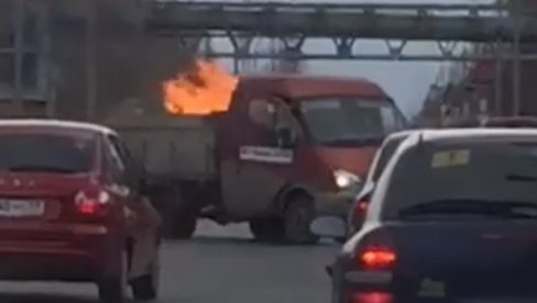 ZAPALJENI KAMION JURI PO PUTU: Šokantan snimak - evo šta je vozač uradio dok je plamen gutao vozilo (VIDEO)